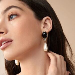 Vintage style pearl drop earrings A385